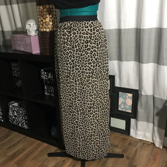 Divided Dresses & Skirts - H&M leopard flowy maxi skirt